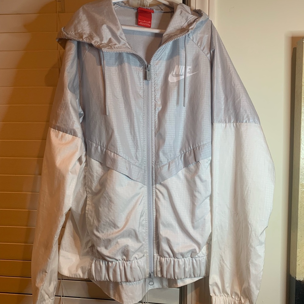 nike water resistant wind breaker